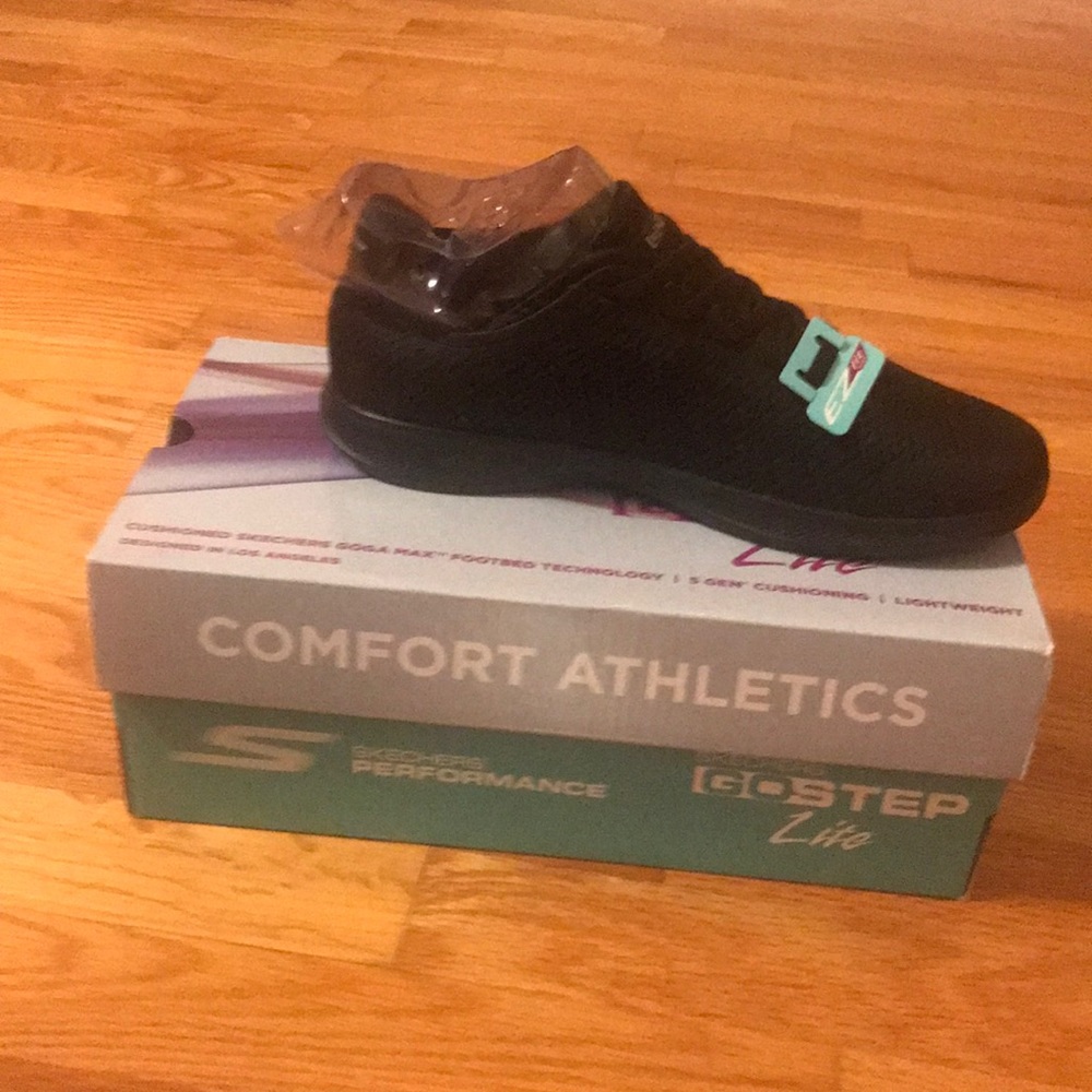 Skechers/size 6.5 color/black sneakers
